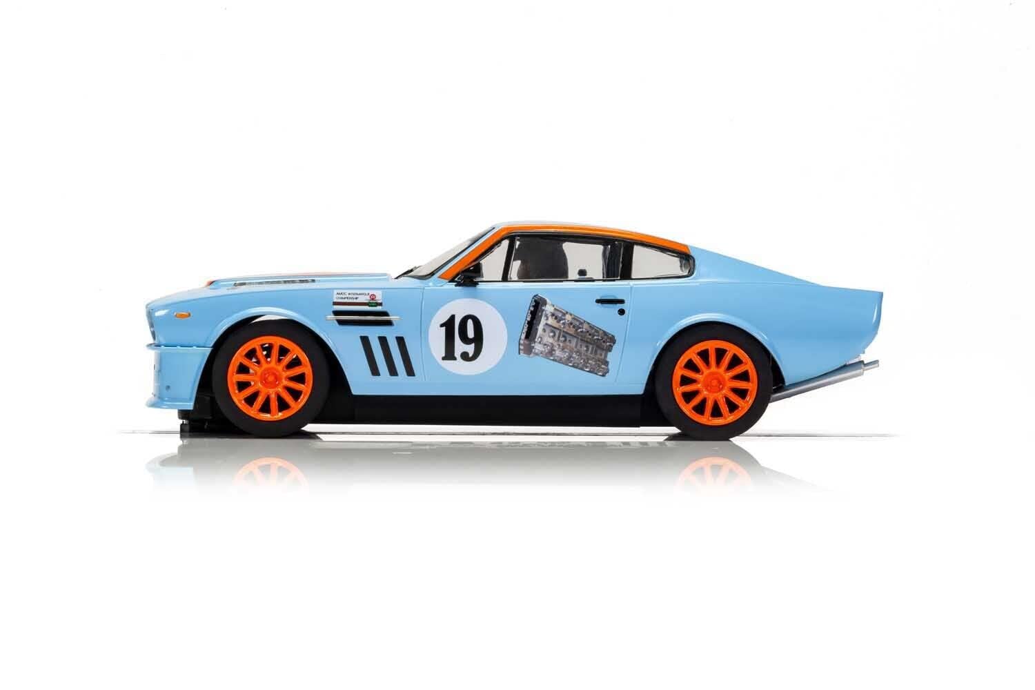 Amazon.com: Scalextric Aston Martin V8 Gulf #19 Rikki Cann Racing